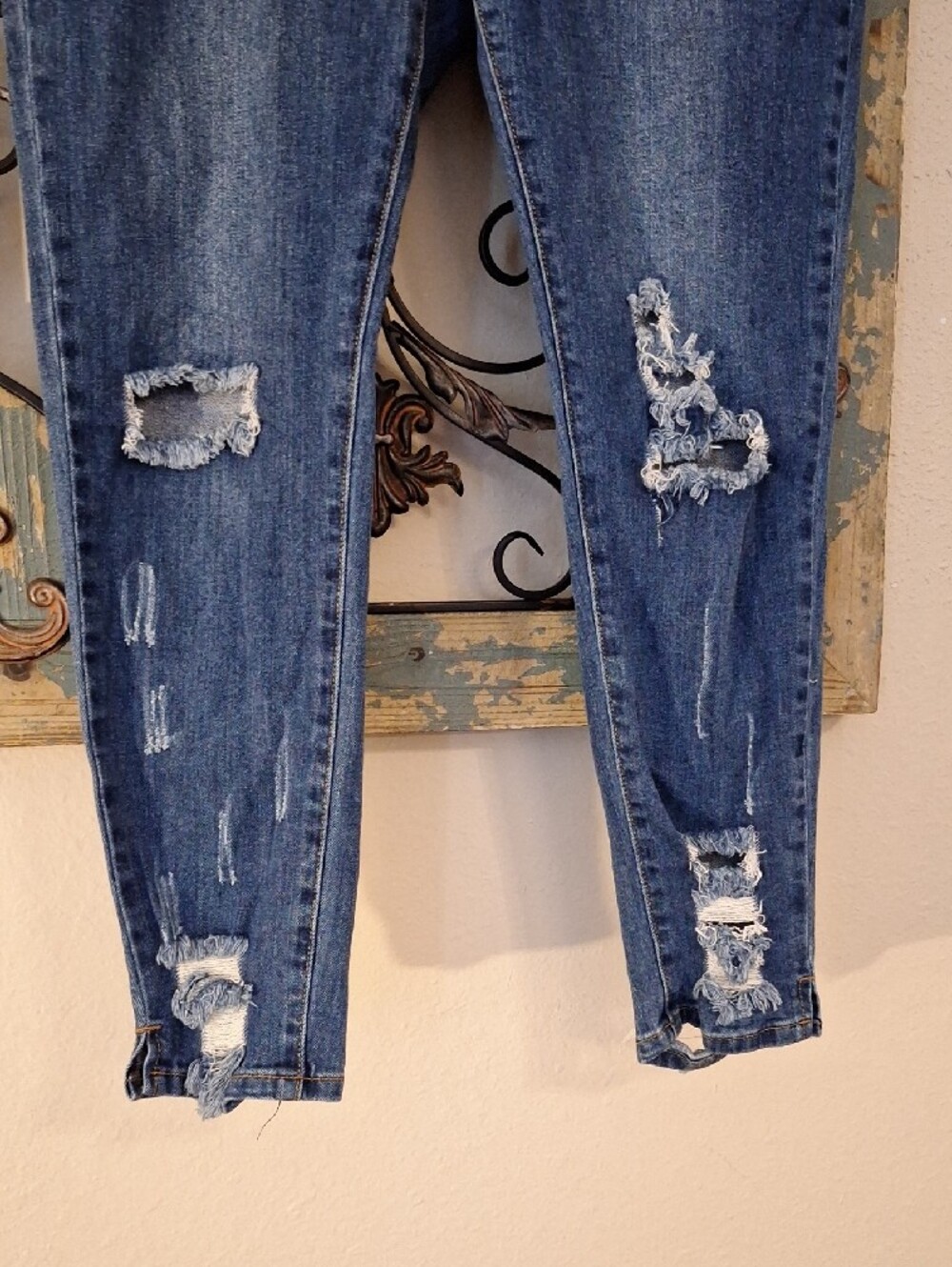 🔥🔥CLEARANCE🔥🔥 VIP Distressed Blue Cropped Skinny Jeans. Size 11/12 - Picture 4 of 7